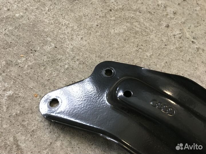 Кронштейн приборной панели Audi A4 B6 (4147)