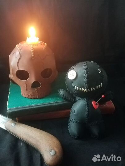Подсвечник из кожи в виде черепа