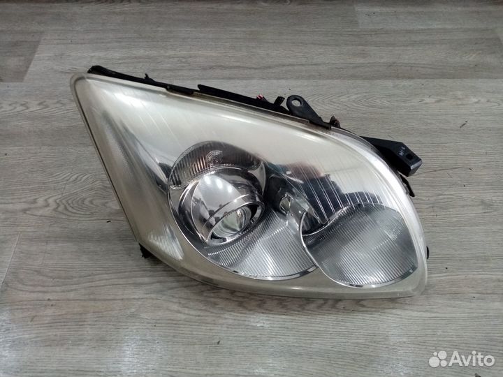 Фара правая для Toyota Avensis II