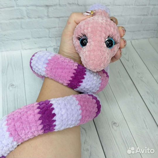 Змейка игрушка вязаная