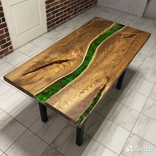 Обеденный стол из слэбов с эпоксидной смолой и мхом