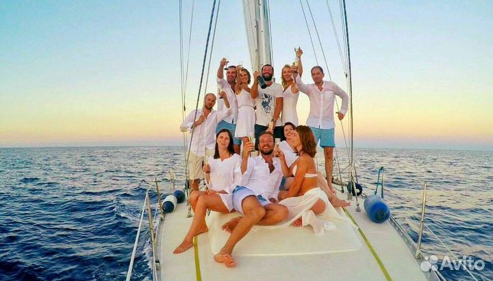 Морская прогулка на яхте под парусом
