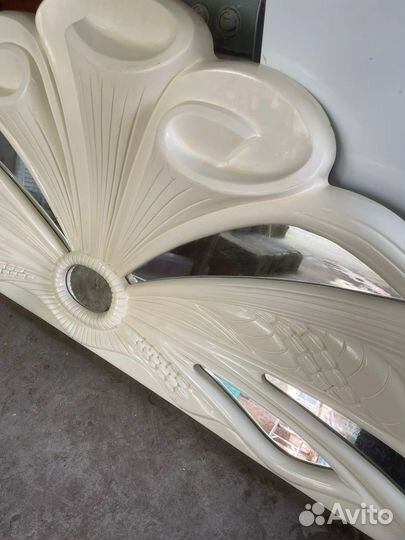 Зеркало и фасад от кровати