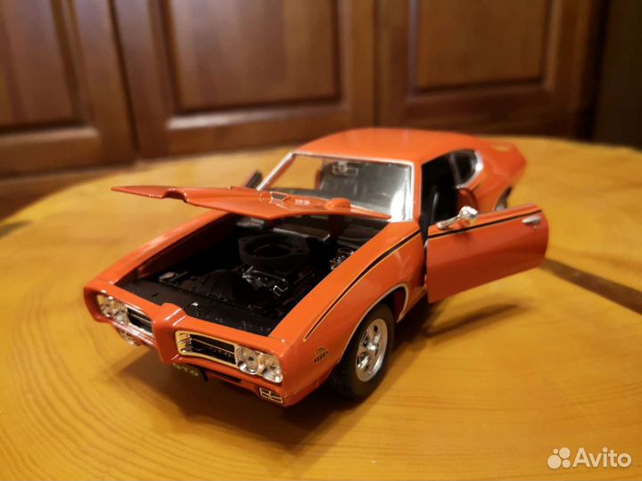 Коллекционные модели автомобилей 1/24