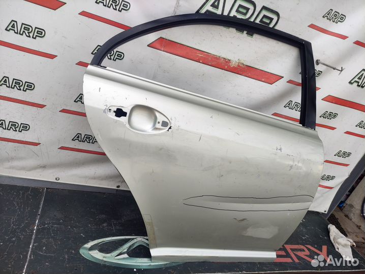 Дверь задняя правая Toyota Avensis 2 t250 седан