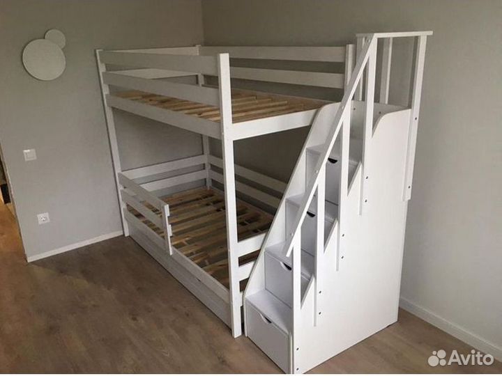 Двухъярусная детская кровать с лестницей комодом