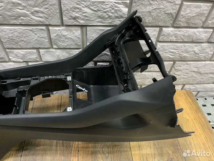 Skoda Kodiaq Консоль центральная с подлокотником