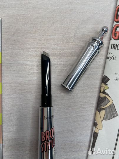 Benefit многофункциональный карандаш-пудра