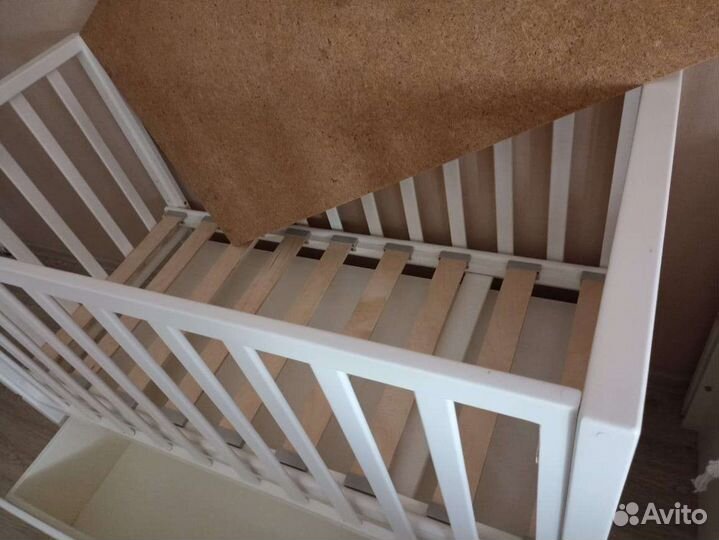 Детская кроватка с маятником и ящиком