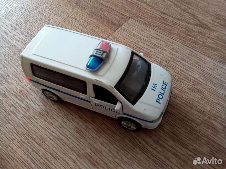 Полицейская авто работает мигалки