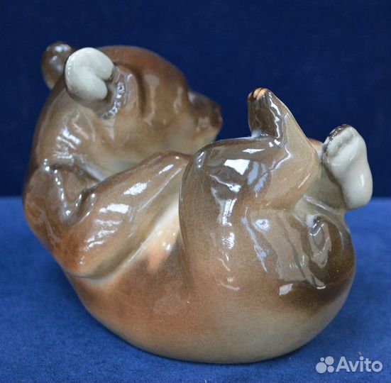 Фарфоровая статуэтка- лежащий медвежонок. лфз