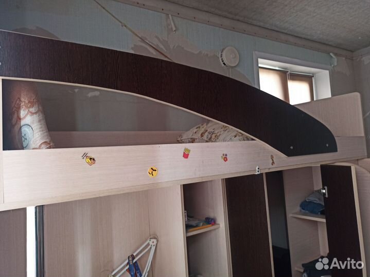 Детская кровать чердак со столом и шкафом