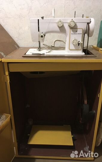 Швейная машинка чайка 142м