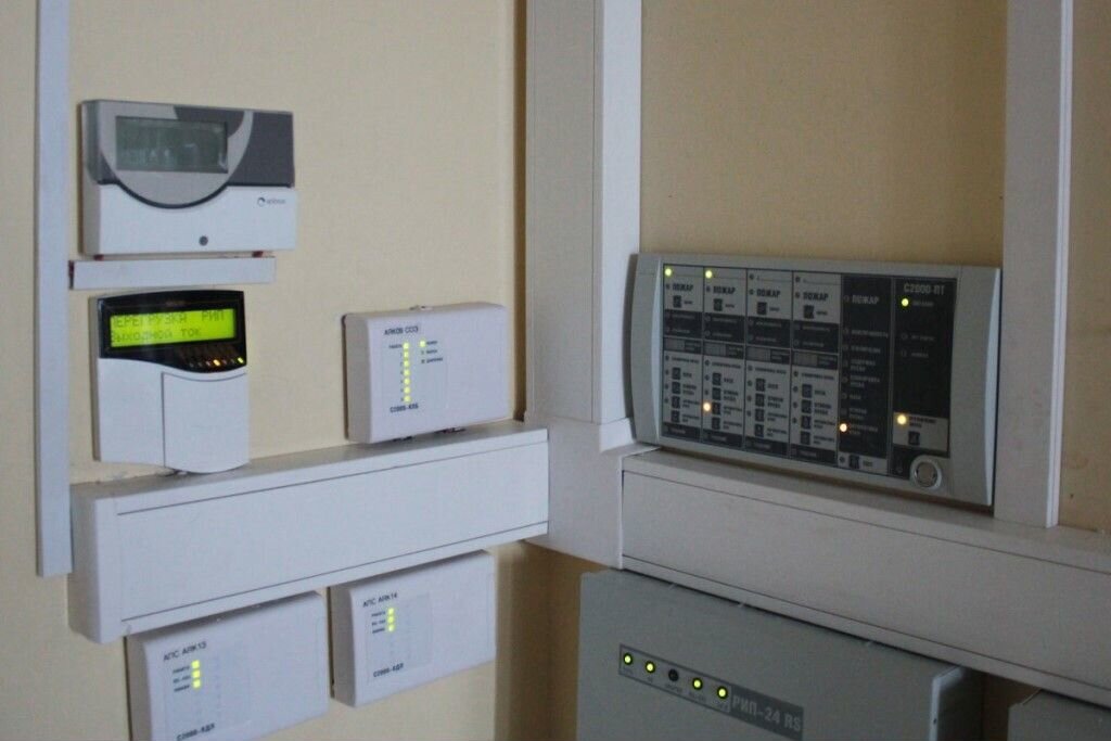 Пожарная сигнализация в аптеке. Сигнализация в здании. Охранная сигнализация для производственных помещений. Пожарная сигнализация в здании.