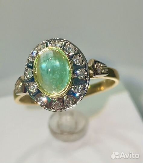 Золотое кольцо с бриллиантами и изумрудом