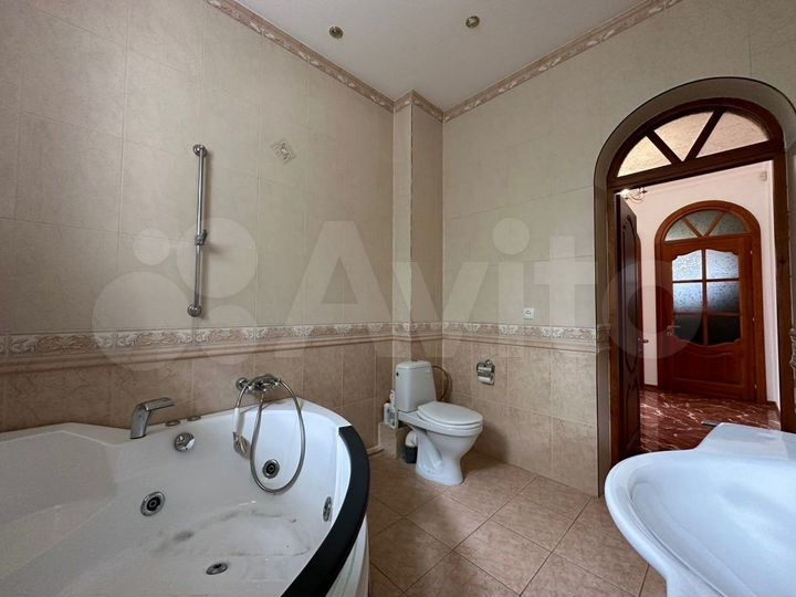 Дом 380 м² на участке 8 сот.