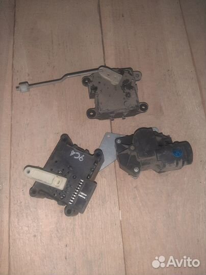 Моторчик заслонки печки на Nissan Primera P 11