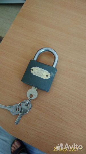 Замок с ключами