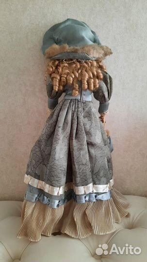 Кукла фарфоровая