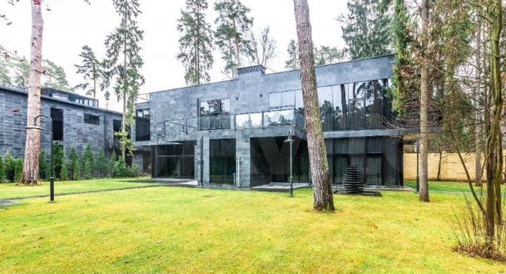 Дом 680 м² на участке 25 сот.