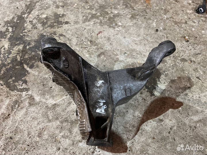 Кронштейн правый Audi A4 B8 1.8 T 2009