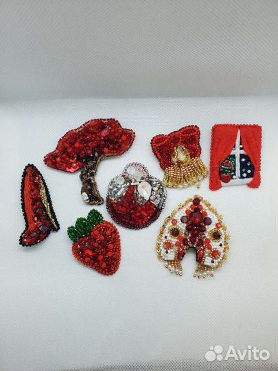 Брошь из бисера Нина Ричи Nina Ricci