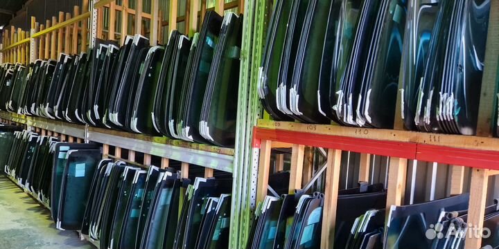 Лобовое стекло с обогревом Kia Carnival III