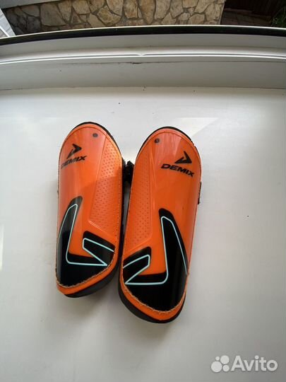 Щитки футбольные