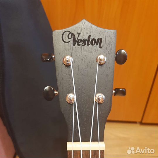 Черная укулеле сопрано с чехлом