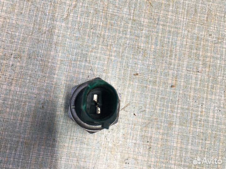 Датчик давления масла Шкода Рапид