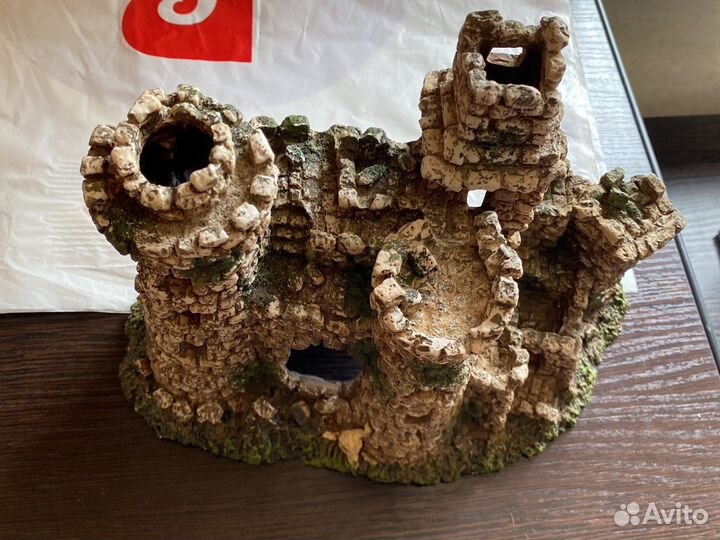 Замок в аквариум