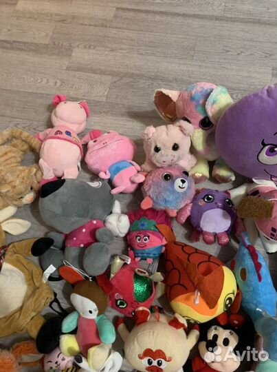 Целая коробка игрушек