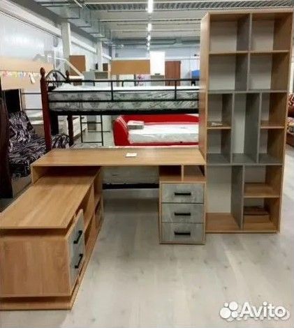 Письменный стол со стеллажом 