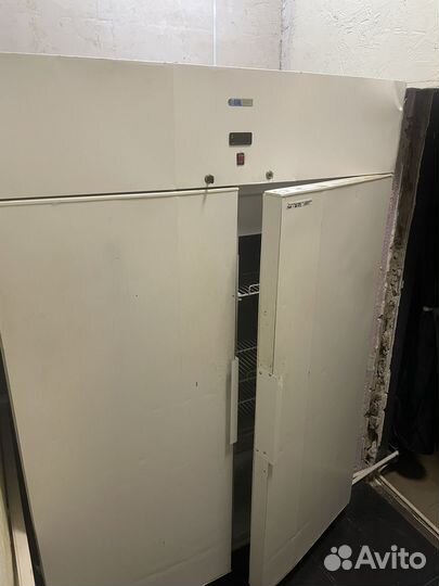 Холодильный шкаф двухдверный