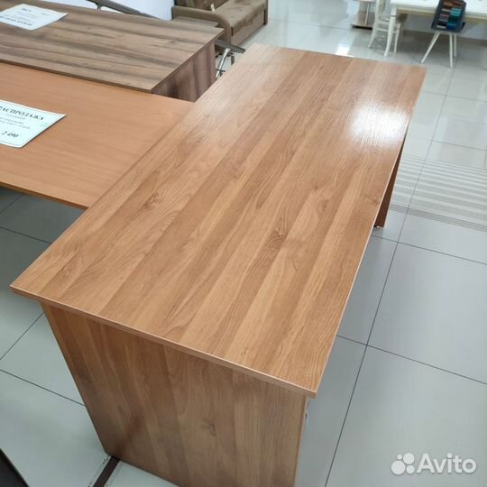 Офисные столы и шкафы