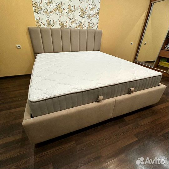 Белая кровать