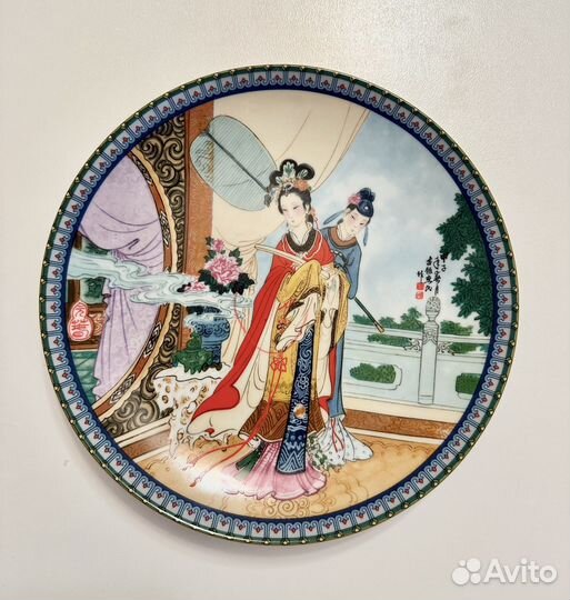 Тарелка Красавицы Красного Дворца Китай Винтаж