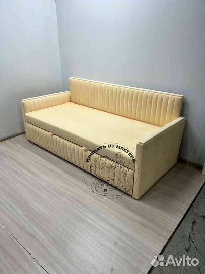 Кровать детская с мягкой спинкой