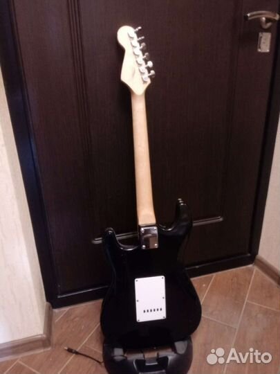 Электрогитара и усилитель для наушников