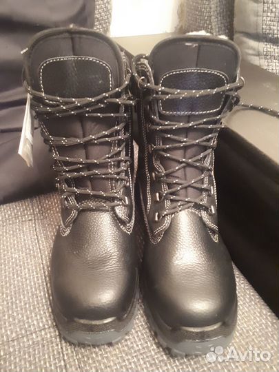 Ботинки зимние новые 42р