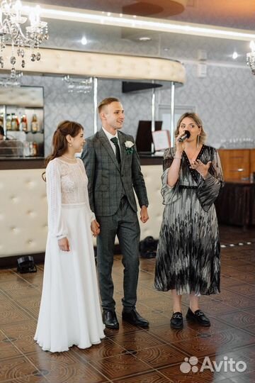 Ведущая и диджей