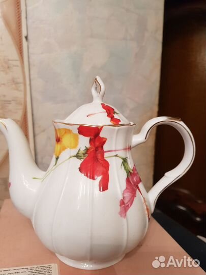 Чайник и сахарница