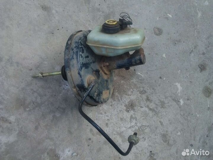 Вакуумник в сборе на Форд Эскорт 1998года