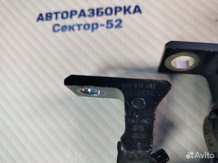 Петля двери передняя правая Volkswagen Tiguan 1