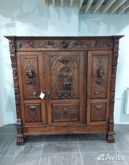 Антикварный шкаф