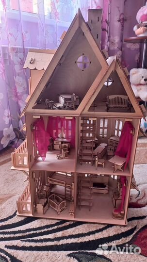 Деревянный кукольный домик с мебелью