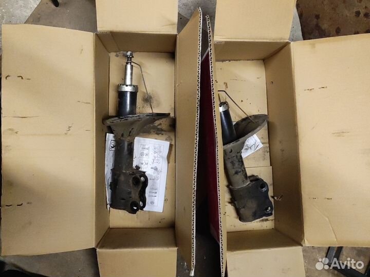 Амортизаторы kyb 334490.пара