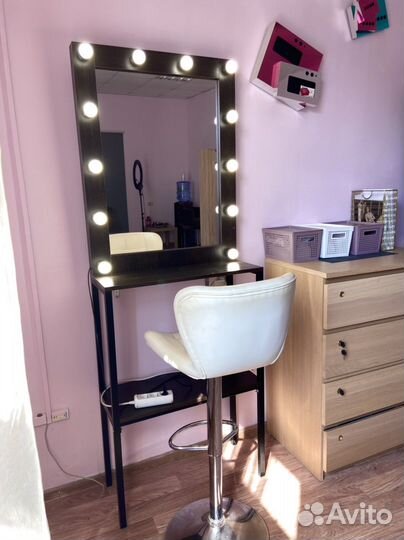 Гримерный столик с зеркалом и подсветкой
