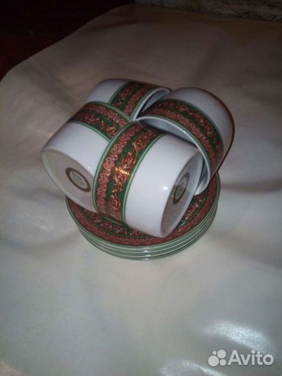 Фарфоровые чашки с блюдцами
