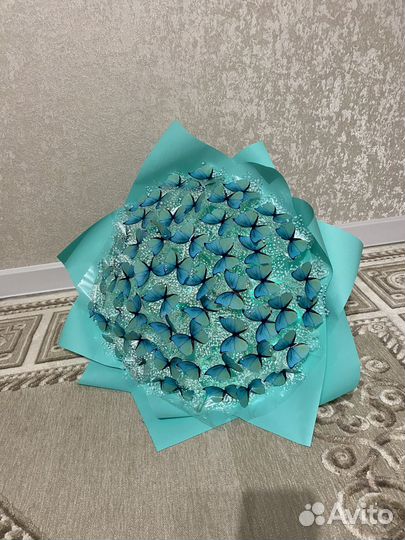 Букеты и коробки с бабочками к 8 марта